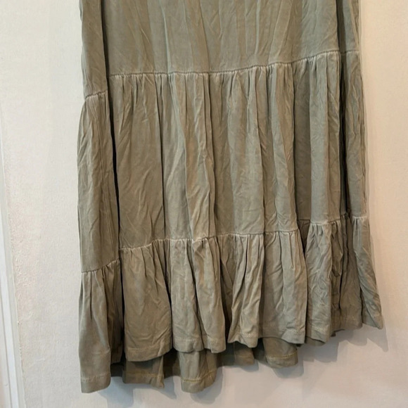 Andreé by Unit Tiered flowy soft longer fit top - Picture 2 of 5